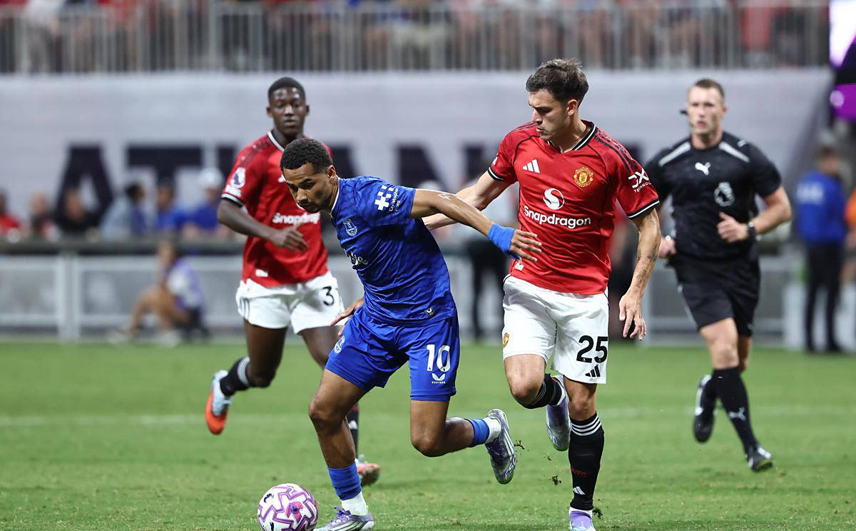 勒沃库森迎荷甲关键赛；赛前强势反弹；赛场秩序良好；赛程密集仍需轮换